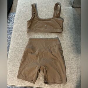 Set Active Sportbody “Box Dip Bra” and “Biker Short” Set